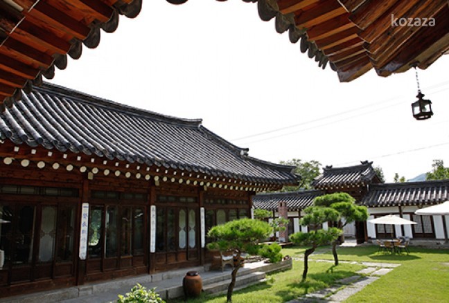 단양의 아름다운 산과 들, 계곡과 함께 자연스럽게 어우러진 단촌서원고택은 100년이상의 역사를 함께 한 아름다운 전통 한옥입니다.