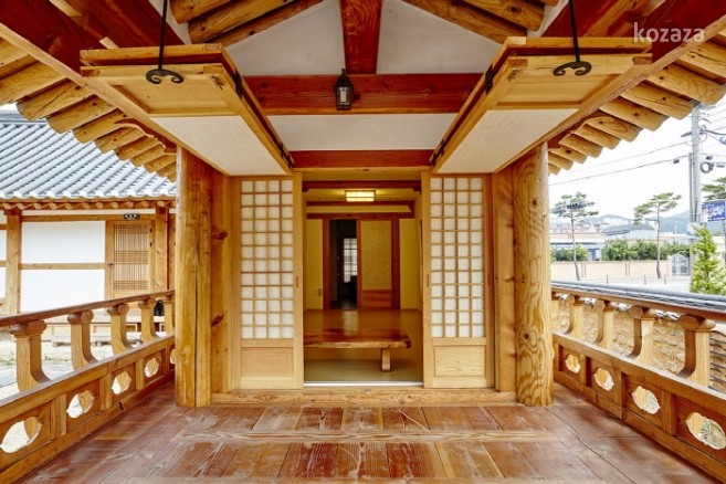 고창읍성한옥마을: 고창읍성의 관아의 객사를 한옥 전통방식으로 새로 조성한 한옥