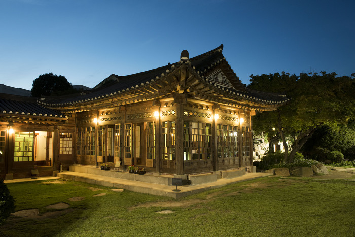 백인재가옥의 밤