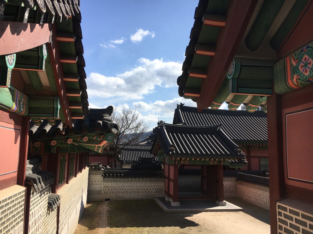 북촌 양궁 사잇길에 들다