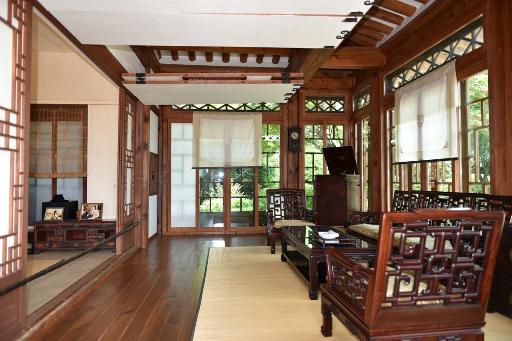 북촌 가회동에 위치한 백인제 가옥은 근대 한옥의 양식을 고스란히 보존하고 있는 대표적인 일제강점기 한옥입니다. 북촌이 한눈에 내려다보이는 2,460㎡의 대지 위에 당당한 사랑채를 중심으로 넉넉한 안채와 넓은 정원이 자리하고, 가장 높은 곳에는 아담한 별당채가 들어서 있습니다. 전통적인 한옥의 아름다움을 유지하면서도 근대적 변화를 수용하여, 건축 규모나 역사적 가치 면에서 윤보선 가옥과 함께 북촌을 대표하는 건축물입니다. 주소서울특별시 종로구 북촌로7길 16(가회동 93-1)